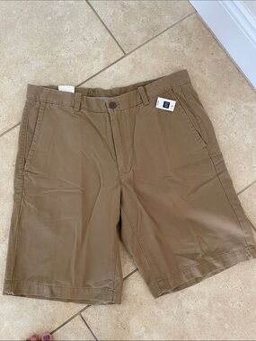 GAP Men's Flat Front Chino Shorts in Khaki